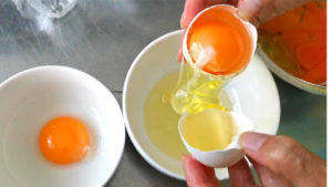 卵黄2個を用意する